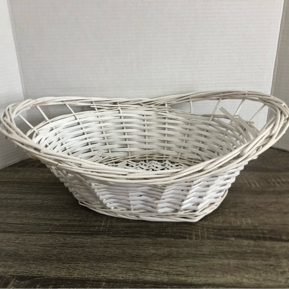Vtg White Wicker Basket - Picture 9 of 13